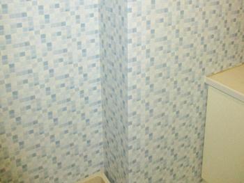 洗面所の壁紙をサンゲツのRE7496に張り替えました。タイル調のステキな壁紙です。爽やかな印象の洗面所になりました。