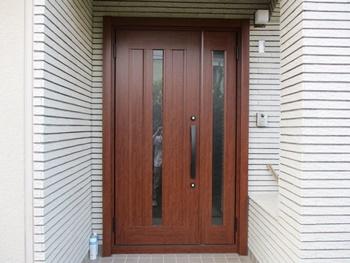 玄関ドアはリクシルのリシェントC12N型です。木目調のオシャレな玄関ドアになりました。防犯性にも優れています。