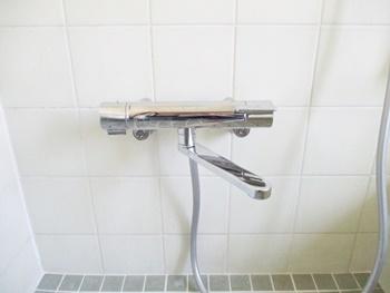 浴室の水栓をTOTOの壁付けサーモスタット混合水栓TBV03401Jに交換しました。手にフィットするレバーなので、軽いタッチでも操作しやすいです。凹凸が少ないので、お掃除がラクラクです。