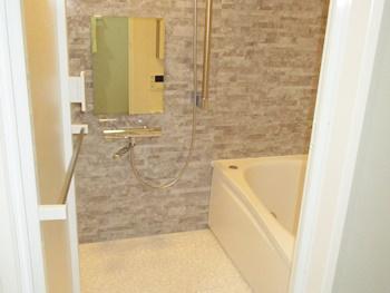 浴室はTOTOのマンションリモデルバスルームに交換しました。壁面には汚れもカビも付着しにくいHQパネルを採用しています。スポンジでサッと汚れが拭き取れます。