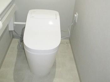 トイレはパナソニックのアラウーノS160に交換しました。スゴピカ素材を採用したトイレなので、汚れが付きにくく、お掃除が簡単です。