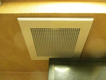 洗面の換気扇交換も行いました。新しく交換した換気扇は三菱のVD-15ZFCです。浴室スイッチも交換しました。