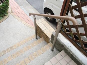 リクシルの歩行者用補助手摺(UD手すり)を取り付けました。玄関のアプローチ階段に取り付けることで、歩行のサポートになります。思わぬ転倒事故を防止する事ができます。