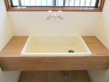 洗面は、パナソニックのインテリアカウンターにTOTOの手洗いボウルを設置しました。広々としたボウルは靴や衣類の手洗いや、バケツに水を溜めることが快適に出来ます。