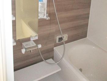 TOTOのサザナは保温効果が高く、お掃除のしやすい浴室です。アクセントパネルはノルティグレーウッドです