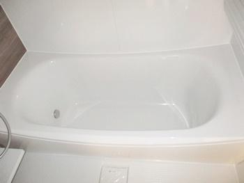 クレイドル浴槽は美しいカーブで全身を包み込み、日々の疲れを癒します