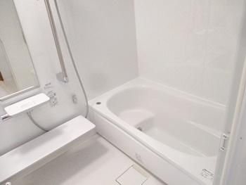 浴室をTOTOのマンションリモデルバスルームに交換しました。断熱材で包み込んだ魔法びんのような構造の浴槽なので、保温性が高いです。家族の多い方も最後の一人まで快適に入浴できます。