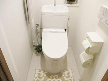 トイレはTOTOのピュアレストQRに交換しました。汚れがたまりやすく、掃除がしにくい便器のフチ裏の窪みが浅いので、汚れを拭き取りやすいです。