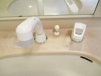 洗面の水栓はKVKの、洗面用シングルレバーに交換しました。シャワーに切り替えられるので洗髪やお掃除が簡単に出来ます。