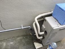 給湯器の配管分岐工事　２階でもお湯が使えるようになります　露出配管