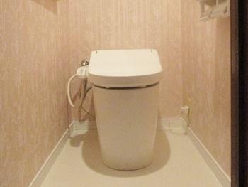 トイレはパナソニックのnewアラウーノVです。割れ、ヒビ、キズに強く汚れが付きにくい素材でできています。節水効果、洗浄力も高いトイレです。