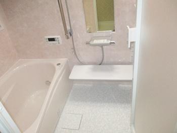 浴室はTOTOのサザナです。床は断熱クッション層を用いているので、冬場の一歩目もヒヤッとせず畳のような柔らかさです。浴槽は断熱材を包み込んだ魔法びんのような構造なのでお湯の温かさを保ちます。