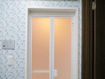 折れ戸を取り付けました。開いた時のデッドスペースが少ないです。壁紙はサンゲツのFE6186に張替えました。爽やかな印象の洗面所になりました。