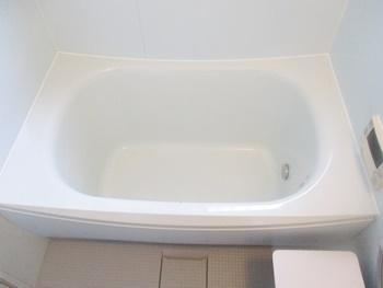ゆりかごのような形状のクレイドル浴槽が、全身を優しく包み込みます。