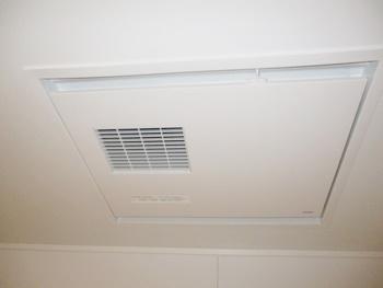 浴室換気乾燥暖房機「三乾王」を取り付けました。夏のジメジメ解消に便利です。