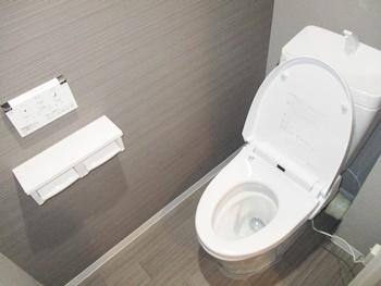 トイレはリクシルのアメージュZに交換しました。アクアセラミックを採用したトイレなので、汚れが付きにくく、お手入れが簡単です。