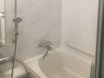 リクシルのリノビオVは、保温効果の高い浴槽なので、長時間の入浴も快適に過ごせます。床は独自の断熱層によって足裏から逃げる熱を少なくし、冷たさを感じにくくします。