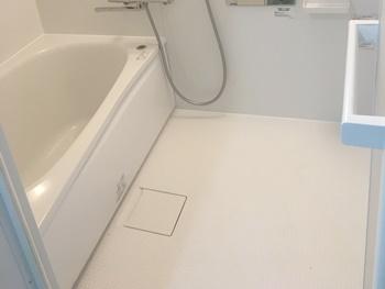 TOTOのマンションリモデルバスルームに交換しました。カラリ床は水滴を残さず排水します。翌朝には床が乾き、お掃除もラクラクです。浴槽は二重断熱構造を採用しているので、保温性が高く長時間の入浴も快適です。