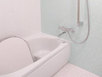 浴室はTOTOのマンションリモデルバスルームに交換しました。ほッカラリ床は、床の内側にクッション層を持っているので、畳のような柔らかさです。膝をついても痛くないです。