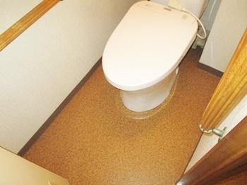 トイレの床も洗面所と同じクッションフロアに張替えました。コルク柄は、温かみがあり汚れが目立ちにくいです。