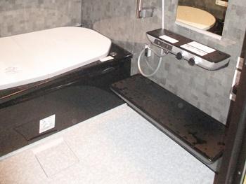 浴室はTOTOのマンションリモデルバスルームに交換しました。断熱材で包み込んだ魔法びんのような構造の浴槽なので、保温性が高いです。長時間の入浴も快適に過ごせます。