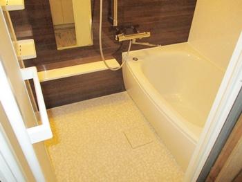 TOTOのマンションリモデルバスルームは、床が乾きやすいほっカラリ床なので、カビが付きにくいです。