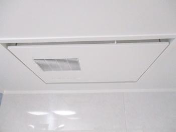 浴室換気乾燥暖房機「三乾王」を取り付けました。冬場のお風呂の寒さを緩和します。