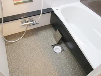 TOTOのマンションリモデルバスルームに交換しました。ほっカラリ床は床表面に特殊処理を施した親水層の効果で、皮脂汚れと床の間に水が入り込み汚れ落ちがスムーズになります。