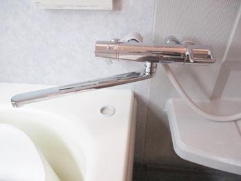 洗い場にあった水栓を取り外し、TOTOのバス・シャワー兼用水栓を取り付けました。浴槽からでも洗い場からでも使いやすい水栓です。