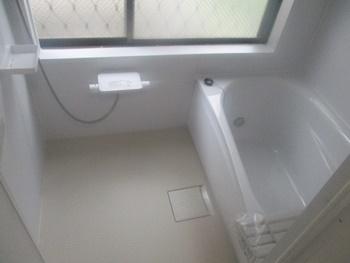 浴室はTOTOのサザナです。床の内側にクッション層を持っているので、まるで畳のような柔らかさです。浴槽は魔法びんのような構造で保温性も抜群です