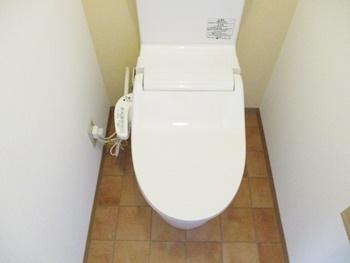 トイレ正面のアクセントクロスをサンゲツのSP9584に張替えました。イエローの壁紙がおしゃれな空間を演出します。