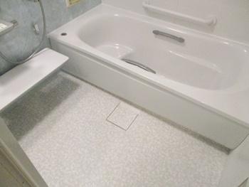浴室をTOTOのサザナに交換しました。ほッカラリ床は、床の内側にクッション層を持っているので、畳のような柔らかさです。膝をついても痛くないです。