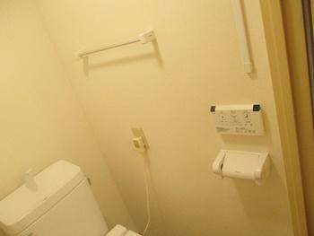 壁付けのリモコン操作で、ウォシュレットを快適に使用することが出来ます。トイレの壁紙のカラーをホワイトにしたので清潔感を演出します