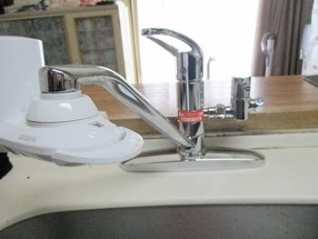 分岐止め付き水栓なので、卓上食洗器や浄水器に取り付ける事が出来ます。