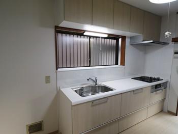 新しく交換したキッチンはクリナップのラクエラです。収納力の高さとキッチン扉のカラーバリエーションが豊富さが魅力です。