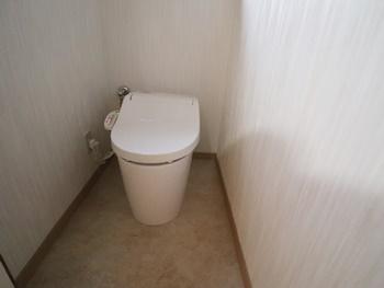 新しく交換したトイレはパナソニックのnewアラウーノVです。汚れの原因の水垢が固着しにくい素材で出来ているのでお掃除ラクラクです。