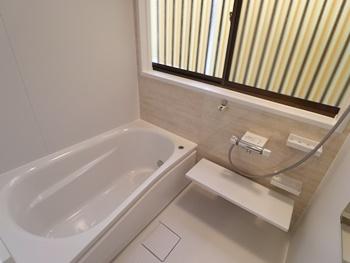 新しく交換した浴室はTOTOのサザナです。浴槽は魔法びんのような構造なのでお湯の温かさをキープします。