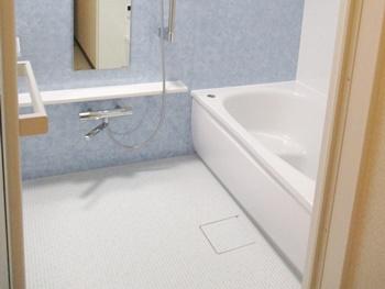 浴室はTOTOのマンションリモデルバスルームに交換しました。ほッカラリ床は、タテヨコに規則正しく刻まれたパターンで表面の水を誘導します。翌朝にはカラリと乾き、靴下のまま入れます。