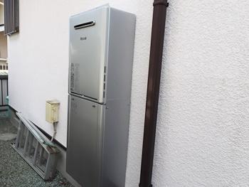 給湯器は、リンナイのRUF-E2008SAWに交換しました。壁付けの給湯器です。