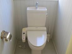 トイレ交換・内装工事を行いました。
