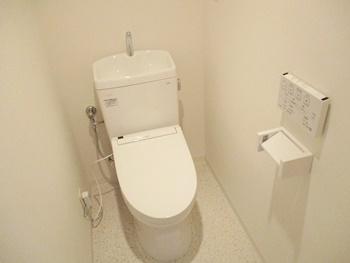 トイレはTOTOのピュアレストQRに交換しました。セフィオンテクトを採用したトイレなので、汚れが付きにくいです。