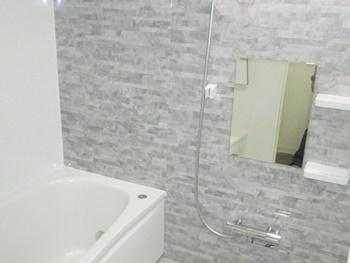 鏡の横にはシャンプーや石鹸を置けるトレイがついています。アクセントパネルは、クレアライトグレーにしました。素敵な浴室になりました。
