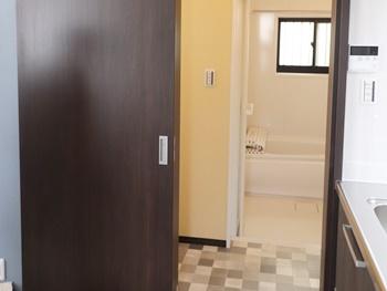洗面所の扉を交換しました。高級感のあるブラウンの扉です。