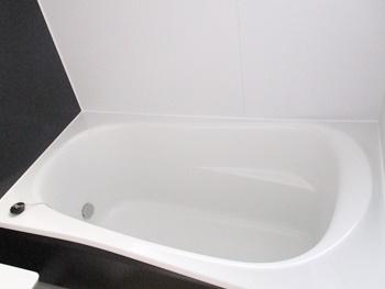 ゆるリラ浴槽に交換しました。出入り・立ち座り時に握りやすい浴槽フチがあります。浴槽は白、エプロンは黒にしまいた。ツートンカラーのおしゃれな浴槽になりました。
