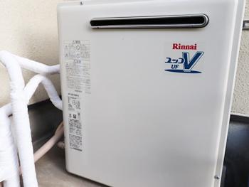 給湯器は、リンナイのRUF-A2003SAGに交換しました。配管カバーも綺麗にしました。