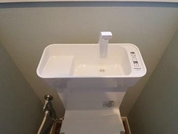 トイレの手洗いボウルは傾斜のある設計で手が洗いやすくなっています。
