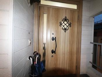 玄関ドアはリクシルのリシェントD77型に交換しました。木目調の柄とアンティークな取手と装飾で、とてもオシャレな玄関になりました。