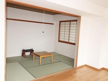 和室は畳の表替えをし、天井のクロスと壁紙を張替えました。壁紙は和紙調のサンゲツのSP9565にしました。