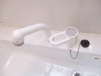 水栓はコンパクトで水ハネしにくいです。シャワー吐水と整流吐水に切り替えができます。