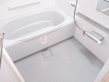 浴室をリクシルのリノビオVに交換しました。保温性の高い浴槽なので、長時間の入浴も快適に過ごせます。